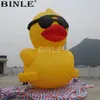 wholesale Gros bateau gratuit 8 mH (26 pieds) avec décoration de plage de ventilateur grand canard gonflable modèle animal géant gros canards en caoutchouc pour la publicité