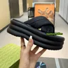 2024 sandálias de plataforma famosa designer mulheres sandale forrado com padrão de letra de nylon para design de grandes dimensões saltos grossos eva chinelos de borracha senhoras sapatos de verão