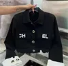 Chaqueta acolchada para mujer, Polo con solapa de calidad, bolsillo en el pecho a la moda, corte ajustado, bordado blanco, hebilla de Metal estampada, cárdigan de punto de manga larga, chaquetas talla S-L