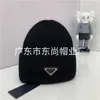 Gorro/bonés de caveira designer coelho veludo feminino chapéu de malha elegante quente e confortável chapéu de malha ao ar livre carta de viagem chapéu de malha 5x9w