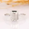 반지 CXSJEREMY 솔리드 14K AU585 옐로우 에메랄드 컷 2ct 6*8mm Moissanite 약혼 반지 여성 베젤 설정 솔리테어 웨딩 밴드