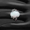 Pierścienie klastra eleganckie eleganckie czarne kolor etniczny biały ogień opal opal kwiat cyrkon dla kobiet
