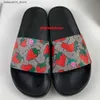 Slippers Designer 2023 Slippers voor Heren Dames Mode Klassiek Plat Zomer Strandschoenen Man Slijtage Leer Rubber Bloemen Bloem Tijger Slippers Q240221