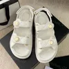 مصممة Sandles Women Calfskin Dad Sandals مبطن منصة الأحذية الصيفية منصة شقق منخفضة الكعب إسفين الماس الإبزيم