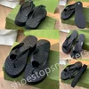 Kvinnor Chevron Sandal Designer Slides Flip Flop Simple Fashion Slipper med texturerade mönster Lämpliga för vårens sommargummibotten Stranden Slippare Storlek 35-42