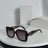 Modedesigner solglasögon med oregelbundna triangulära bokstäver på benen fyrkantig ram solglasögon för gatufotografering mångsidig och trendiga glasögon