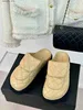 Тапочки 2024 весенние женские тапочки классические дизайнерские ленивые шлепанцы с плоской подошвой сандалии из натуральной кожи замшевые буквы из воловьей кожи металлические туфли на плоской подошве Q240221