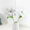 装飾的な花2PCS手編みのリリーマザーデイギフトかぎ針編み人工花花束自家製デスクトップ装飾の誕生日