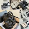 Tasarımcı Sandles Kadın Calfskin Baba Sandalları Kapitone Yaz Ayakkabıları Platform Daireler Düşük Topuk Kama Ayak Bileği Kayışı Plajda Sandal Kayma Shose Flip Flop