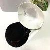 뜨거운 판매 디자이너 와이드 브림 모자 여성 남성 럭셔리 버킷 모자 패션 삼각형 금속 로고 모자 야외 리조트 선 모자 최고 품질
