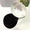 Hot Sell Designer Wide Brim Hats Kvinnor Män lyxiga hink hattar Fashion Triangle Metal Logo Caps Outdoor Resort Sun Hat Top Quality