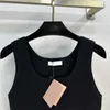 Damen-T-Shirt-Designermarke 2024 Frühjahrsneuheit Nanyou Gaoding Miu Einfaches und vielseitiges Kontrastfarben-Buchstaben-Jacquard-elastisches gestricktes kurzes Tanktop 5DPT