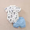 Kläder set sommarpojkar och flickor söt casual stil dinosaurie tryck bekväm kortärmad baby triangel bodysuit+tvådelar byxor set