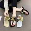 Kapcie płaskie kapcie kobiety 2023 Summer Colore Crystal Metallic Design Buty dla kobiet sandały bez poślizgu Sexy Beach Flip-Flops Slajdy Q240221