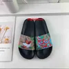 Slippers Designer 2023 Slippers voor Heren Dames Mode Klassiek Plat Zomer Strandschoenen Man Slijtage Leer Rubber Bloemen Bloem Tijger Slippers Q240221