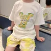 キッズTシャツ夏のベビー服ショートセリーブレタープリントキッドデザイナーティートッツ男の子の女の子Tシャツ衣類チドルレン快適なカジュアルスポーツ