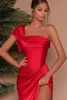 Elegant röd en-axel sjöjungfru brudtärna klänningar mantel veck långa satin delade kväll prom klänningar skräddarsydda