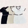 Mulheres de verão seta de designer ternos de terno de carta Apliques de malha de cor de cor lateadora de plissada duas peças