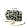 Drei -Finger -Pelz -Tasche mit Leopardenmuster Clip -Beutel Imitation Kaninchen Haar Abendessen Festpelz Gras Mode Frauentasche Pelz Grasbeutel 240221