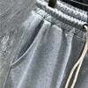 남성용화물 바지 패션 스웨트 팬츠 트렌디 한 브랜드 스프링 캐주얼 미니멀리스트 삼각형 금속 로고 바지 드로 스트링 포켓 크기 S-XL