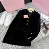 Kvinnors stickor Tees Designer Märke 24 Tidig vår Ny Miu Girl Style Aging Navy Velvet Suit+Liten en halv kjol Set Yeyc