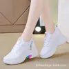 Scarpe da donna con aumento dell'altezza interna nuove scarpe in mesh primaverili e autunnali scarpe sportive da viaggio antiscivolo traspiranti scarpe da donna