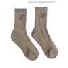 2 paires Designer Chaussette Automne et Hiver Lettres Graffiti Street Art Couleur Pure Coton Serviette Bas Chaussettes De Sport Hommes Femmes Mode XAT1