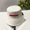 Vendita calda Designer Cappelli a tesa larga donna Uomo Cappelli a secchiello di lusso triangolo di moda Logo in metallo Cappellini Outdoor Resort cappello da sole di alta qualità