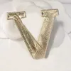 2024 Marka Broşes Kadın Pırlanta Broş Tasarımcı Pin Mücevher İnci Pin Gümüş Kaplama Mektup Brooche Şık Düğün Doğum