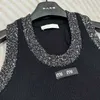 Damen-T-Shirt-Designermarke, gestricktes Tanktop mit kontrastierenden Perlen und Buchstabendekoration für pures Verlangen, sexy, würzige Mädchen tragen schlanke, vielseitige Shorts DW4N