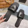 P Designer Slippers Sandals الأزياء المثلثات الفاتحة من الجلد النابض الصيفي النعال المطاطية المحايدة الشبح المسطح المتوفرة بألوان متعددة 35-46