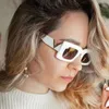 Квадратные солнцезащитные очки в стиле ретро для женщин в маленькой оправе, V-образные металлические украшения, модные солнцезащитные очки UV400