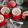 Tazze Regalo di Natale Tazza d'acqua in ceramica Babbo Natale Pupazzo di neve Tazza festiva rossa con coperchio Cucchiaio Tazze da caffè Alce albero