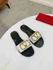 Chinelos Mulheres Sandálias Chinelos Assinatura Slide Grainy Cowhide Sexy Casual Sandália Verão Designer Luxo Moda Senhoras Praia Flat Flip Flops Q240221