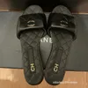 Sandálias de grife femininas chinelas de canal lipper fêmeas femininas deslizamentos de couro praia de salto baixo chinelos de verão Sapatos de verão 35-41