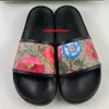 Slippers Designer 2023 Slippers voor Heren Dames Mode Klassiek Plat Zomer Strandschoenen Man Slijtage Leer Rubber Bloemen Bloem Tijger Slippers Q240221