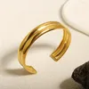 Bracciale JINHUI Semplice e squisito Bracciale largo in acciaio inossidabile placcato oro 18 carati Apertura impermeabile per gioielli da donna Regali per feste