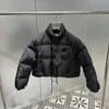 Piumini da donna Autunno Inverno Giacca firmata Distintivo in metallo Cappotto di moda Maniche Parka staccabili Cappotti da donna Capispalla