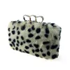 Drei -Finger -Pelz -Tasche mit Leopardenmuster Clip -Beutel Imitation Kaninchen Haar Abendessen Festpelz Gras Mode Frauentasche Pelz Grasbeutel 240221