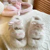 Slippers Schattige Pluizige Slippers Vrouwen Winter Roze Strik Kraal String Decoratie Thuis Slippers voor Zoete Meisjes Gezellige Fuzzy Indoor schoenen Q240221