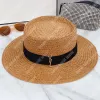 Designer halm hink hatt lyxig brett grim strandhatt kvinnor monterade sommarmens casual gräs fläta guld bokstäver spänne mode sunhat