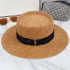 Chapeau de paille avec boucle en or pour femme, chapeaux de plage de styliste, tresse d'herbe d'été de luxe, chapeau de seau plat ajusté Bob vacances Sunhats Casquette