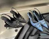 Tasarımcı -Heeled Ayakkabıları Kadın Yüksek Topuklu Ayakkabı Bahar Sığ Metal Toka Arka Hollow Sinkeli Sandal Terlik