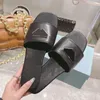 P Designer Slippers Sandals الأزياء المثلثات الفاتحة من الجلد النابض الصيفي النعال المطاطية المحايدة الشبح المسطح المتوفرة بألوان متعددة 35-46