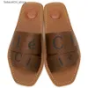 Kappy projektanty sandały drzewne luksusowe marka płótna kwadratowa litera haft haftowy letni moda sandałowy płaski dno muła plaża Q240221