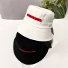 Hot Sell Designer Wide Brim Hats Kvinnor Män lyxiga hink hattar Fashion Triangle Metal Logo Caps Outdoor Resort Sun Hat Top Quality