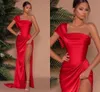 Elegant röd en-axel sjöjungfru brudtärna klänningar mantel veck långa satin delade kväll prom klänningar skräddarsydda