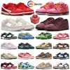 2024 Panda Shoes Men Women Pandas Low Powerpuff Girls Sneakers City of Love Blossom Triple Pink Corduroy Sanddrift Archeo Brown Gray Gai Trainers Tennis