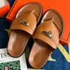 Nya mode tofflor lyxdesigner sandaler äkta bokstäver