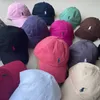 Ball Caps Klassische Baseballkappe aus Baumwolle. Die Kappe ist sowohl für Männer als auch für Frauen T240222 verstellbar